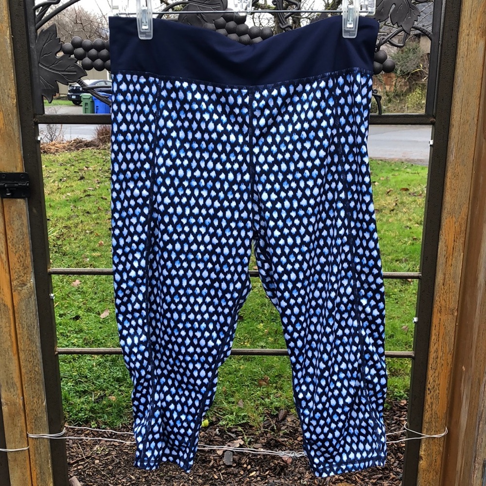 Tommy Bahama blue and white print cropped leggings size L